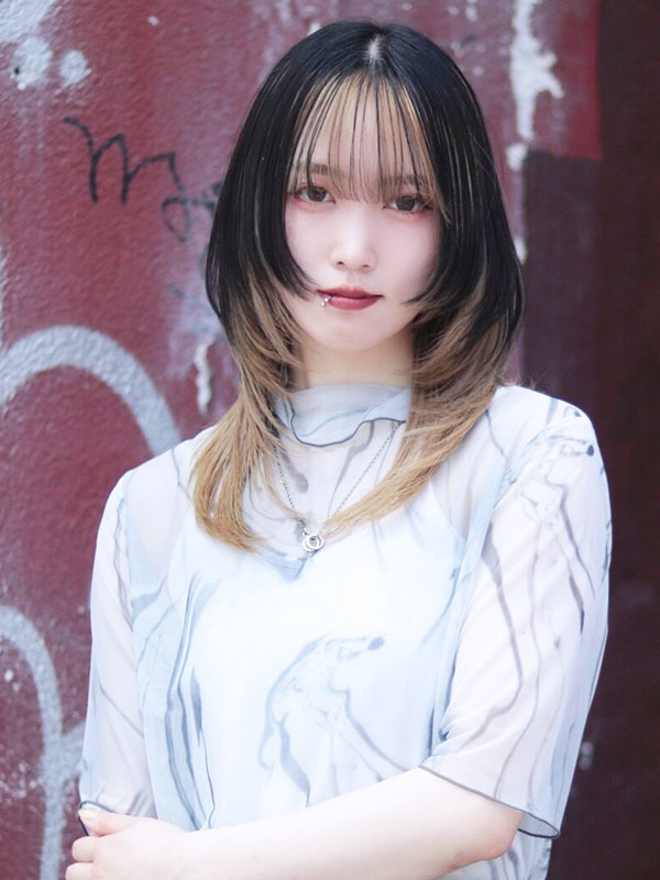 女性セミロングヘア