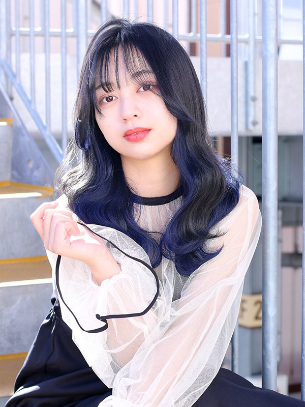 女性セミロングヘア